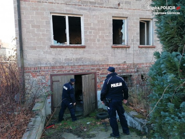 Dąbrowscy dzielnicowi sprawdzają miejsca, gdzie mogą przebywać osoby bezdomne Zobacz kolejne zdjęcia/plansze. Przesuwaj zdjęcia w prawo - naciśnij strzałkę lub przycisk NASTĘPNE