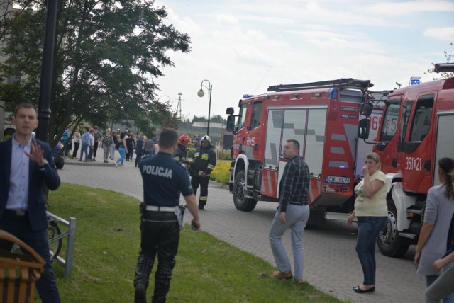 Niezauważony wszedł na drugie piętro budynku, gdzie znajdowały się sale lekcyjne. Podszedł do pomieszczenia jednej z klas, w której poza nauczycielem znajdowało się siedemnastu uczniów. Nie wchodził do środka, zapalił lont największej petardy i wrzucił ją do pomieszczenia. Ładunek uderzył w głowę jedną z uczennic, a następnie spadł pomiędzy ławki. Tam doszło do eksplozji. 

- Jej wybuch spowodował rozprzestrzenianie się gorących produktów powybuchowych oraz powstanie toksycznych gazów zawierających między innymi siarkowodór – podaje prokuratura. - Eksplozji towarzyszył również huk, mogący spowodować obrażenia narządu słuchu w osób znajdujących do 2 metrów od miejsca detonacji.