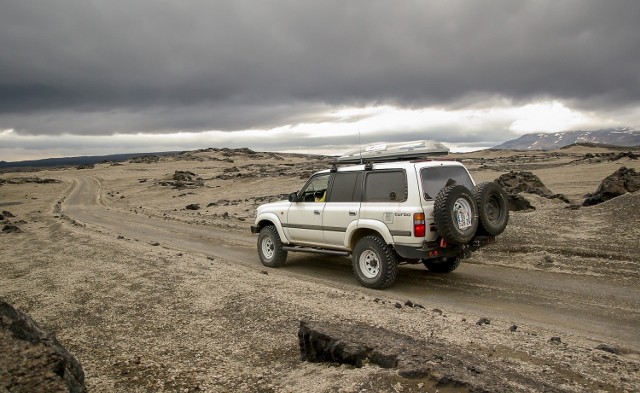 Na wysokim miejscu na liście wartościowych starszych samochodów jest toyota land cruiser. Najlepiej cenowo stoją serie J80 i J100. Auta traktowane są dziś jak SUV-y, ale także pojazdy terenowe, bo są niemal niezniszczalne. Zdarza się, że ich ceny sięgają nawet 100 tys. zł. Za wartościowe uważa się auta z silnikem diesla o pojemności 4,2 litra - jednostka nie jest wysilona, za to bardzo trwała.