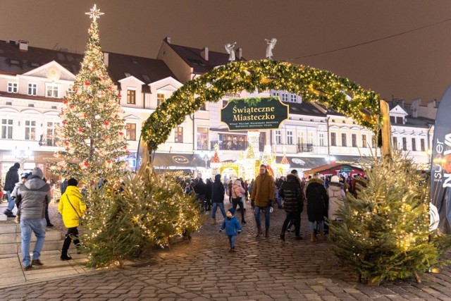 Świąteczne miasteczko na Rynku w Rzeszowie