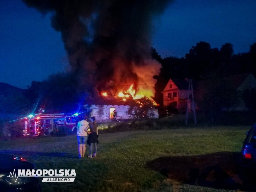 Poznachowice Dolne. Płonął drewniany dom. Z ogniem walczyło sześć zastępów straży