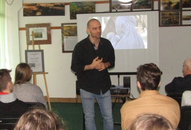 Mariusz Kurc odwiedził pińczowską bibliotekę.