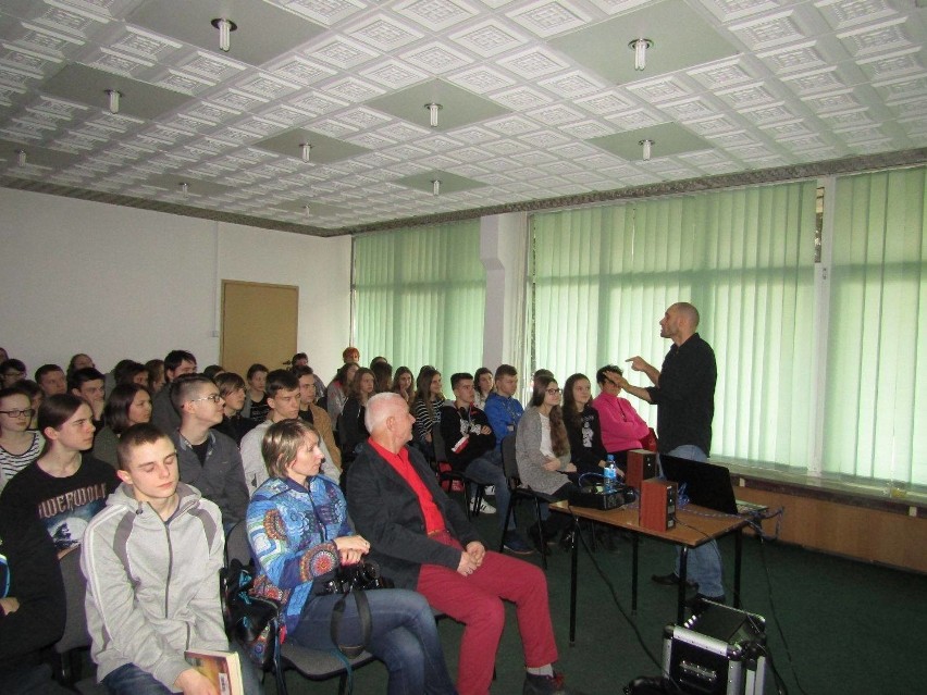 Mariusz Kurc odwiedził pińczowską bibliotekę.