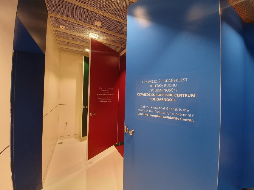 Podróżni z powiatu puckiego i odwiedzający lotnisko w Gdańsku mają okazję skorzystania z kosmicznej toalety. | ZDJĘCIA, WIDEO