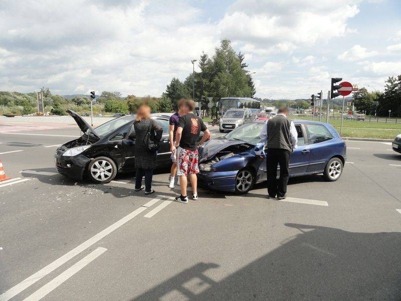 Rondo Solidarności w Nowym Sączu. Zderzenie dwóch samochodów