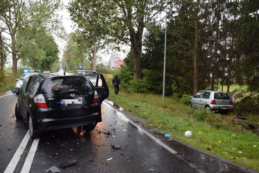 Groźne zderzenie trzech aut na rogatkach Szczecinka. Są poszkodowani [zdjęcia]