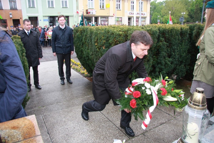 Zdjęcie ilustrujące burmistrza Sławomira Kapicę podczas składania wieńca pod pomnikiem