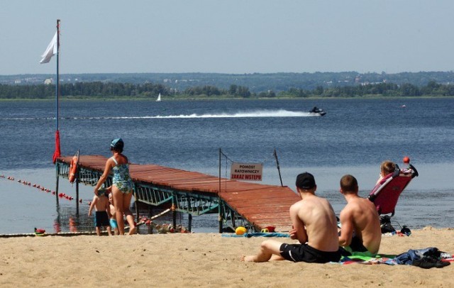 "Nieprawidłowości" na kąpielisku w Dąbiu. Zakazali kąpieli. Wezwano WOPR