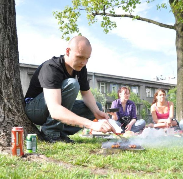 - Nie trudno potem wyrzucić śmieci do kosza, razem ze zużytym grillem - mówi. fot. Mariusz Jarzombek