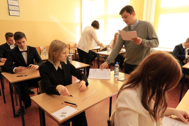 Ponad 1,8 tys. uczniów w Toruniu i ponad 19,2 tys. w województwie przystąpiło wczoraj (19.04)  do humanistycznej części egzaminu gimnazjalnego. O godz. 9 rozpoczął się 60-minutowy test z historii i wiedzy o społeczeństwie, a o godz. 11 młodzież zmierzy się z arkuszem z języka polskiego. Jutro uczniowie napiszą matematykę i przedmioty ścisłe, a w piątek – języki obce. Na wyniki swoich zmagań poczekają do połowy czerwca.

Polecamy: TEST GIMNAZJALNY z MATEMATYKI quiz

Test gimnazjalny 2017 w Toruniu [ZDJĘCIA]