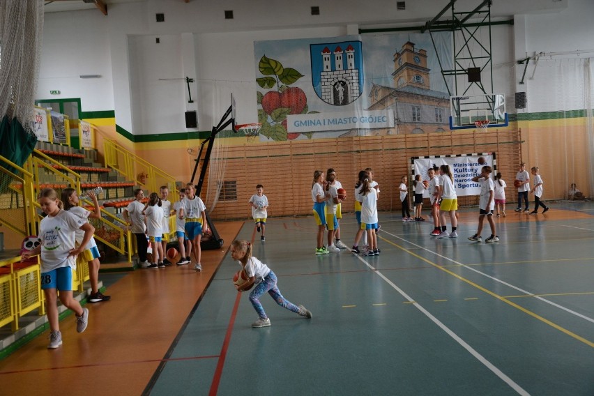 Łukasz Koszarek, mistrz koszykówki trenował z dziećmi w Grójcu. To był ostatni w tym sezonie camp sportowy