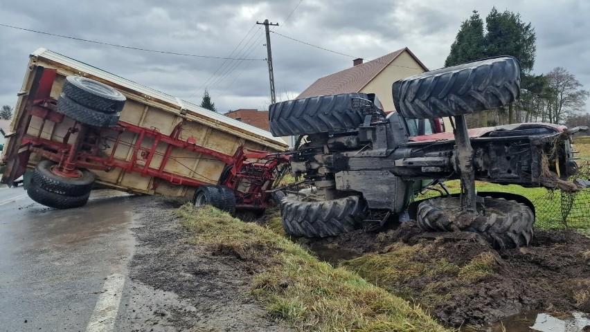Ciągnik rolniczy po zderzeniu wpadł do rowu i wywrócił się...