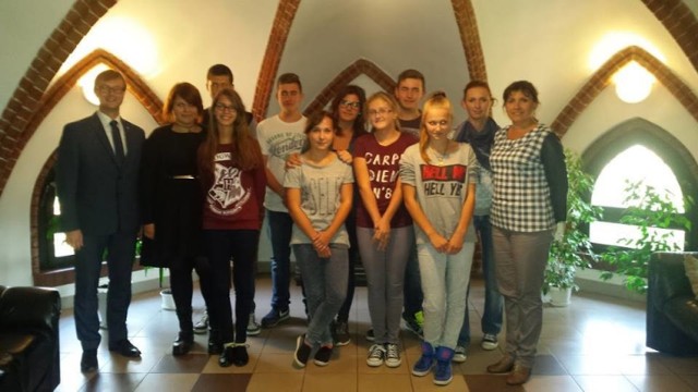 Młodzieżowa Rada Gminy Lisewo z opiekunką i wójtem Jakubem Kochowiczem