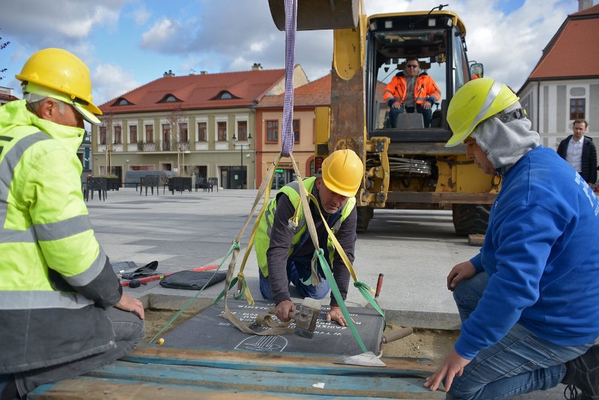 Wmurowanie kapsuły czasu pod płytą Rynku w Bochni,...