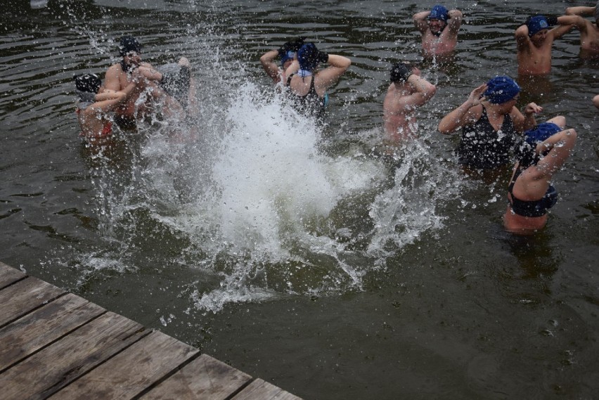 Skarszewy. Oficjalne zamknięcie sezonu zimowych kąpieli nad jeziorem Borówno Wielkie 