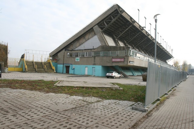 Podwykonawca zaczął rozbierać płot ŁKS-u. Konsorcjum, które miało budować nowy stadion nie zapłaciło za ogrodzenie.