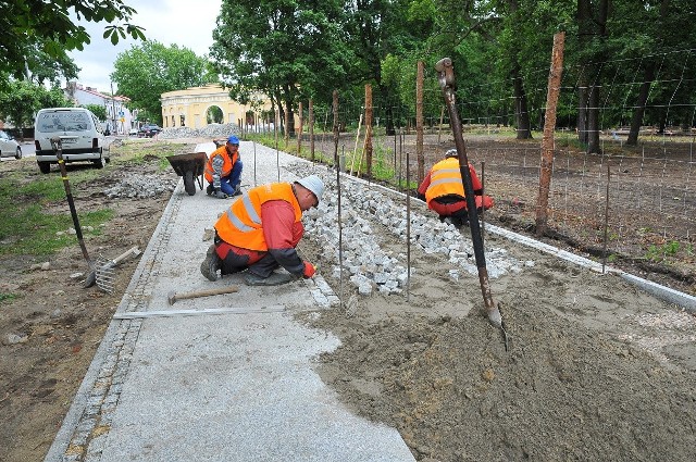 Wzdłuż ulicy Sienkiewicza rozpoczęto, w ramach rewitalizacji parku miejskiego, układanie nowego chodnika z kostki i płyt granitowych