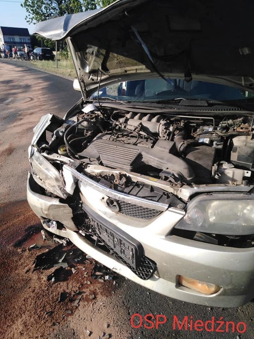 Zderzenie dwóch samochodów osobowych w Miedźnie