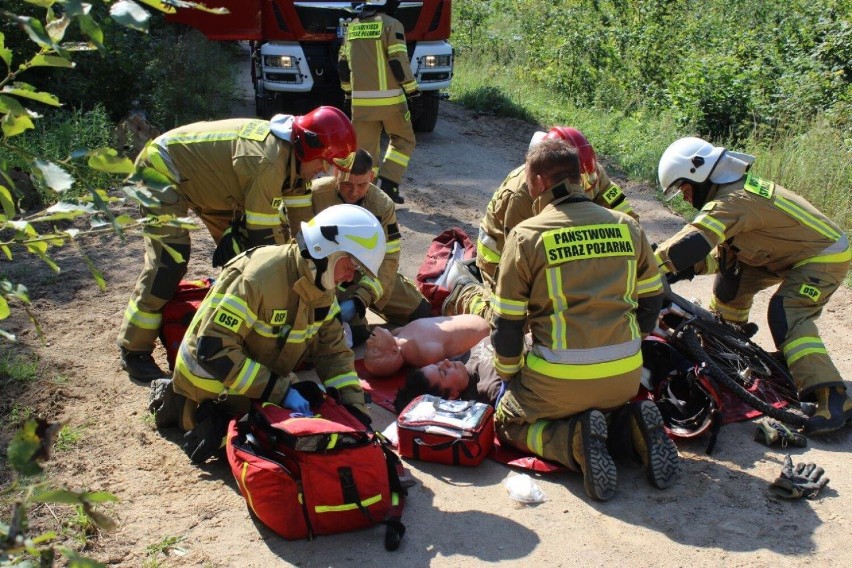 Pożar w lesie, zablokowana trasa, poszkodowany grzybiarz. Strażacy ćwiczyli w skomplikowanych okolicznościach 