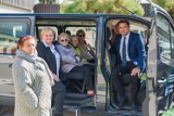 Podopieczni MOPS oraz Domu Senior "Wigor" w Jaworze otrzymali nowy samochód