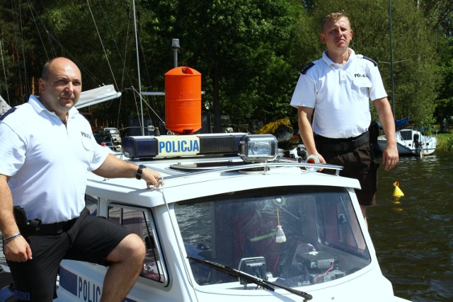 Policjanci z komisariatu w Barkowicach uratowali parę żeglarzy z woj. świętokrzyskiego, których jacht przewrócił się z powodu silnego wiatru. Posterunek działa od czerwca