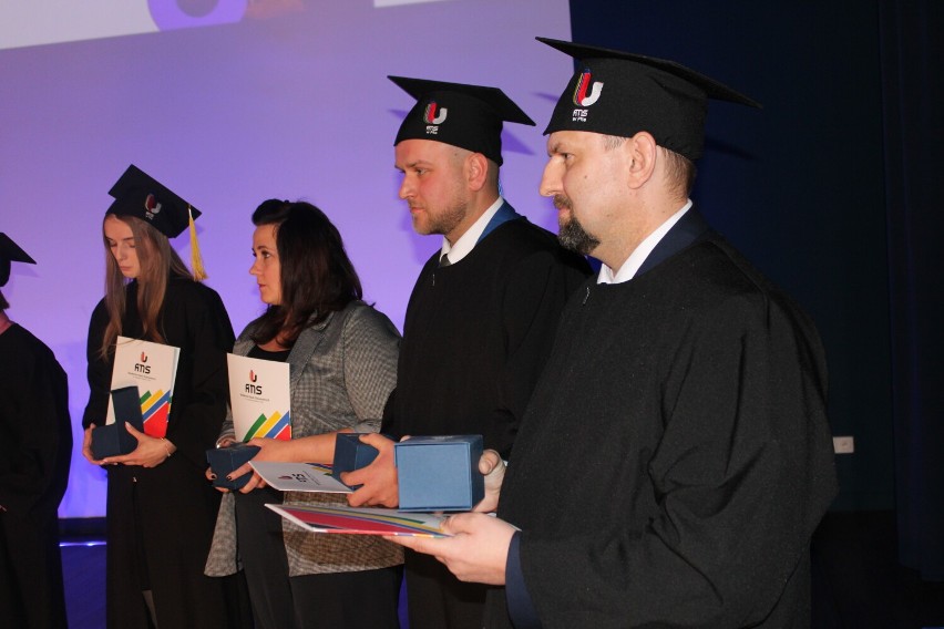 Absolwenci ANS w Pile odebrali dyplomy i gratulacje. Dyplomatorium w naszym obiektywie