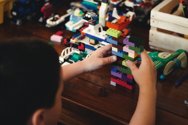 Narzędzia sztucznej inteligencji dają dziś wiele możliwości. Zobacz, jak wyglądają zestawy klocków Lego nawiązujące do lektur szkolnych.