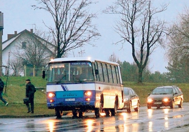 Godzina 15.30. Autobus pracowniczy zatrzymuje się przy skrzyżowaniu z ul. Mioceńską