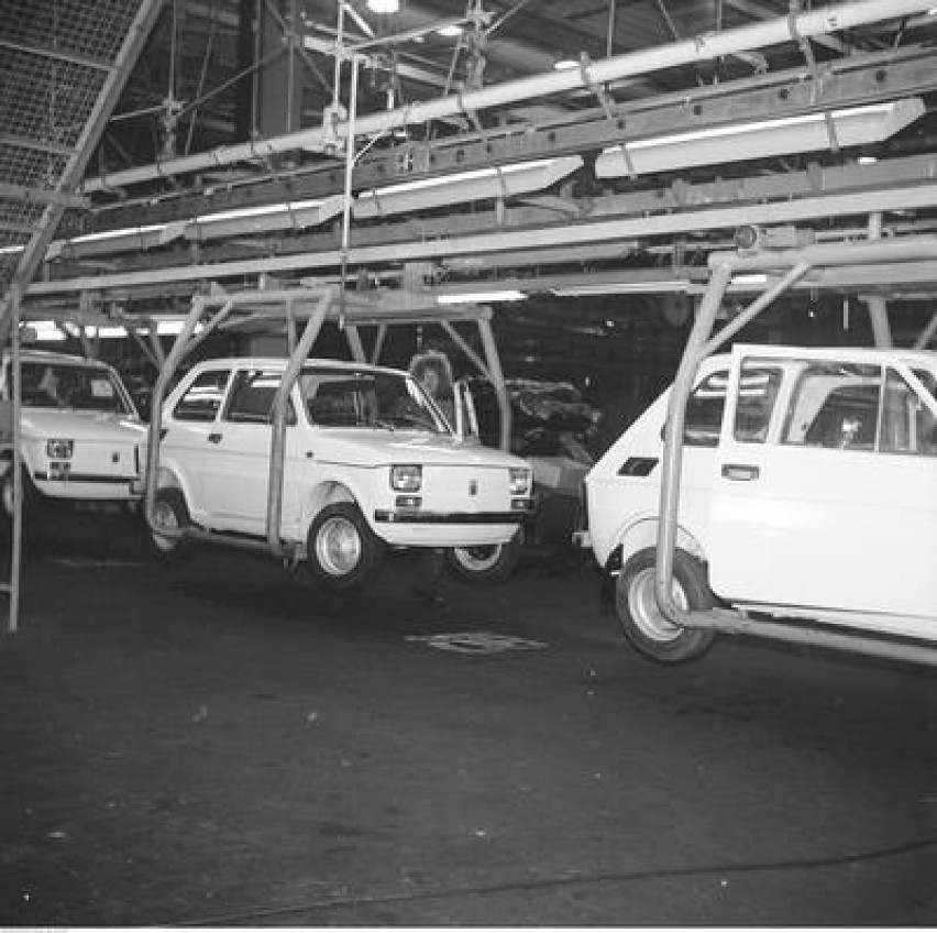 Opis: Samochody Fiat 126 na taśmie montażowej.

Rok:...
