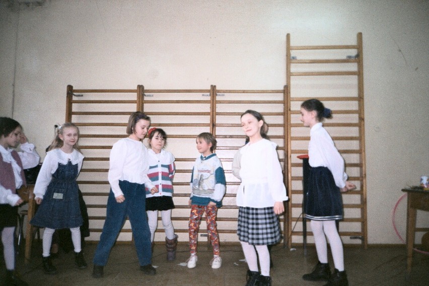 Uczniowie z SP w Strzelcach, na zdjęciach sprzed lat. Z albumu Zenona Prusaka