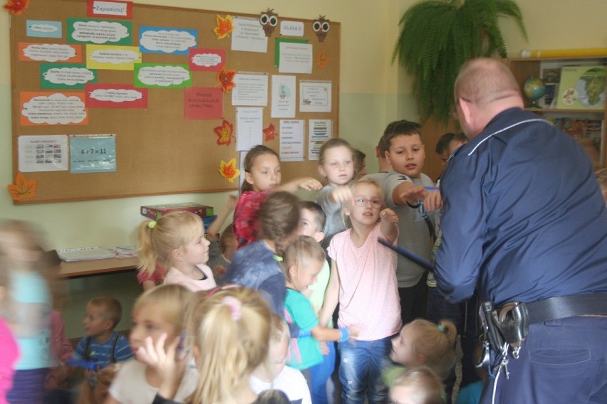 Policjanci z Rypina odwiedzili uczniów w Szkole Podstawowej w Skudzawach [zdjęcia]
