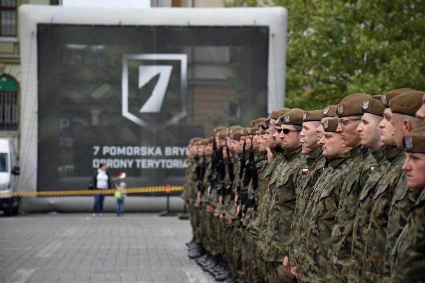 Wcieleni w Malborku, przysięgę złożyli w Słupsku. Kolejna grupa ochotników dołączyła do Wojsk Obrony Terytorialnej 