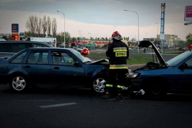 Czołowe zderzenie aut na rondzie Westerplatte w Kaliszu