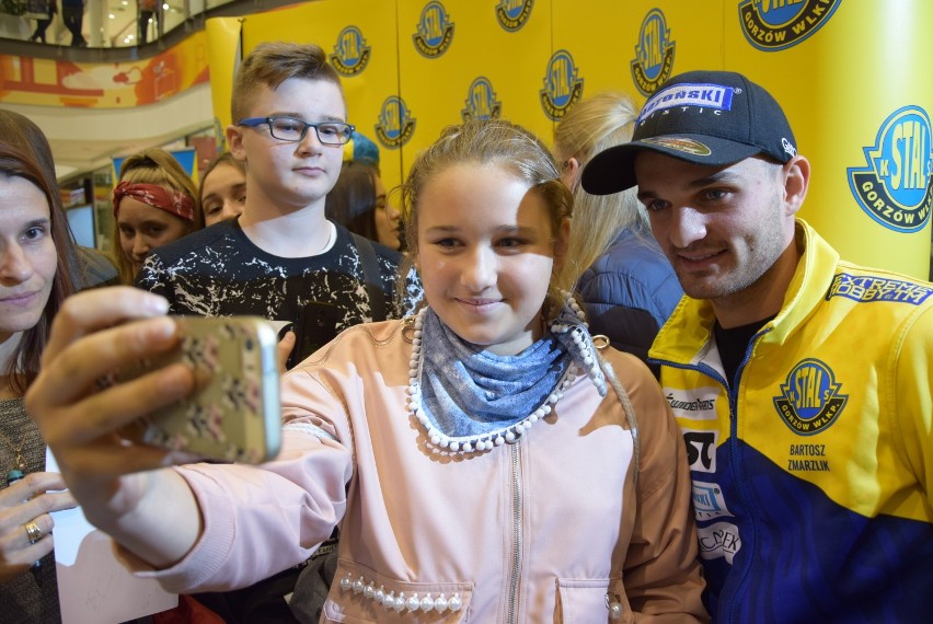 Zdjęcia kibiców z Bartkiem Zmarzlikiem. Byliście na spotkaniu z żużlowcami? Łapcie zdjęcia! [GALERIA]