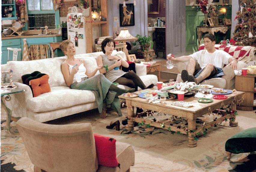 W tym czasie Rachel i Monica urządzają imprezę świąteczną w...