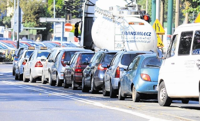 Kierowcy osobówek najczęściej blokują buspas na Dąbrowskiego