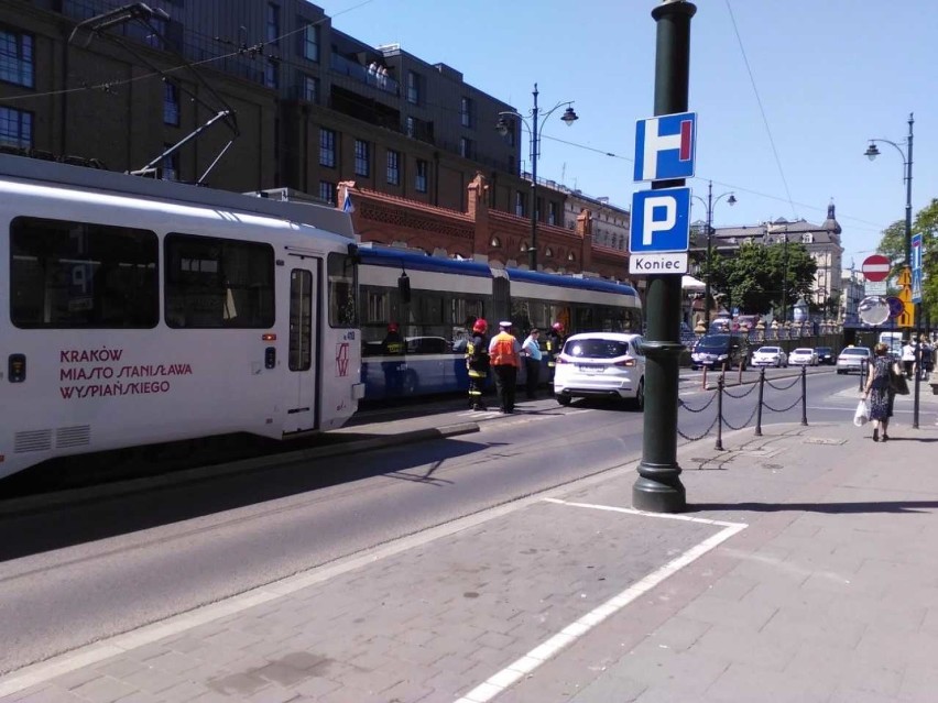Kraków. Autobus zderzył się z samochodem na ul. Lubicz [ZDJĘCIA]