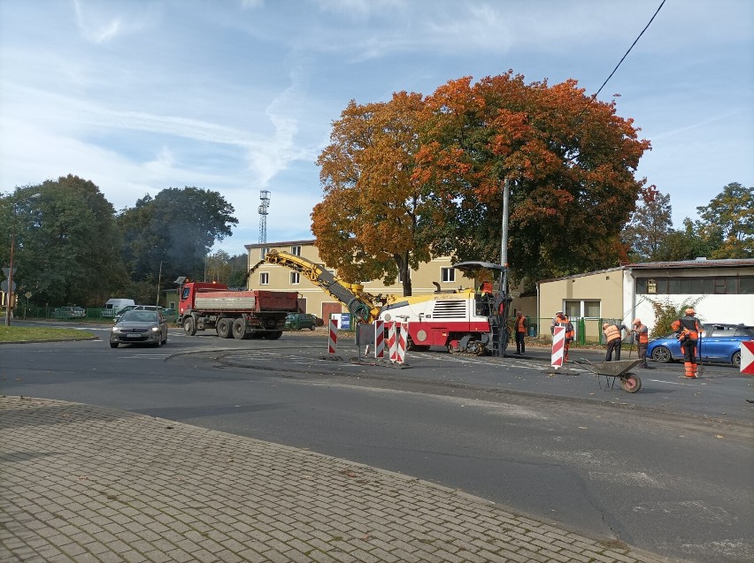 Na ważnym skrzyżowaniu w Cieplicach trwa budowa ronda. Kierowcy muszą uważać