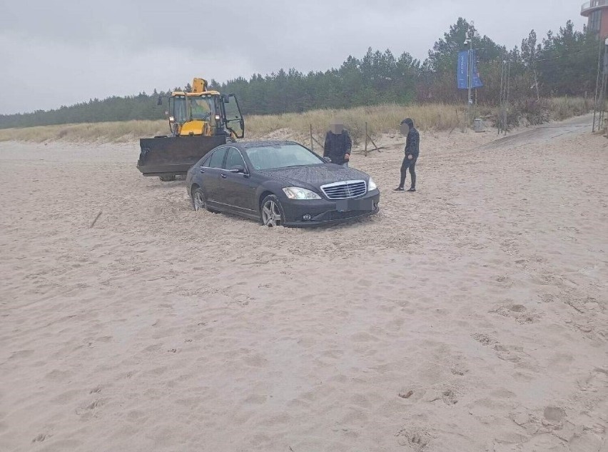 Wjechał Mercedesem na plażę w Dębkach i już z niej nie...