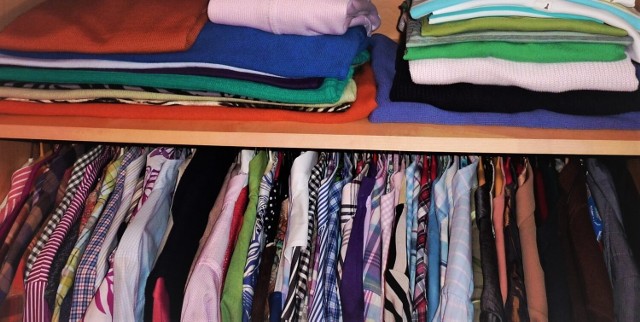 Sprawdź, jak ogarnąć chaos w szafie. Zrób w weekend porządek w ubraniach.