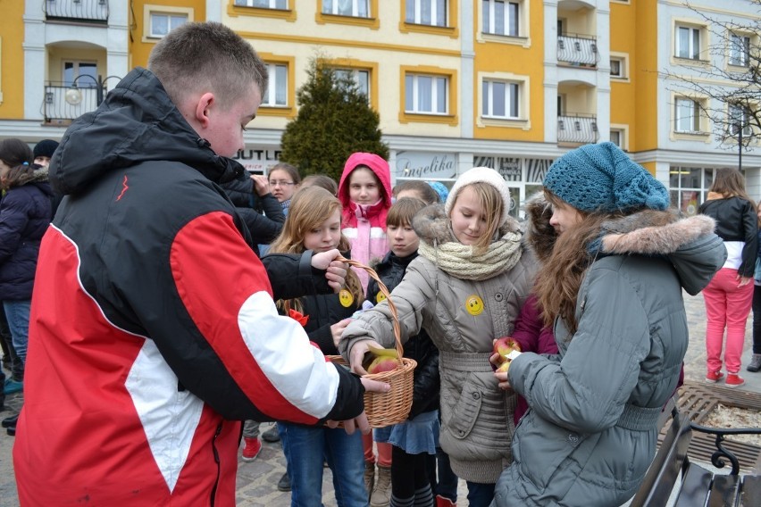 Człuchów. W Dzień Kobiet przeciwko przemocy. Akcja  &quot;Nazywam się milion&quot; na rynku - zobacz Zdjęcia