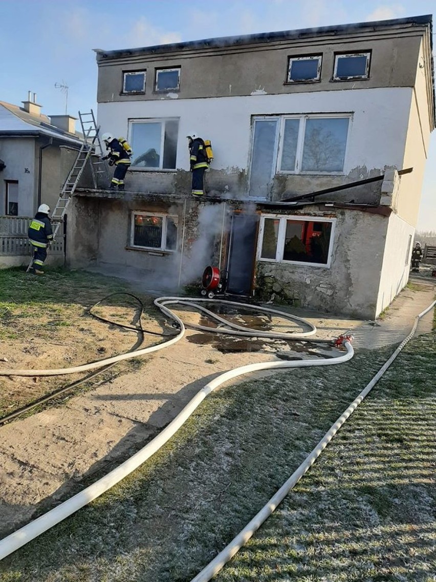Powiat bełchatowski. Strażacy wezwani do pożaru domu