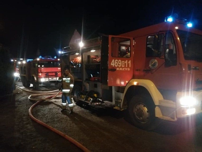 Strażacy ugasili pożar w Ryjewie, po czym użyczyli poszkodowanym własnego agregatu