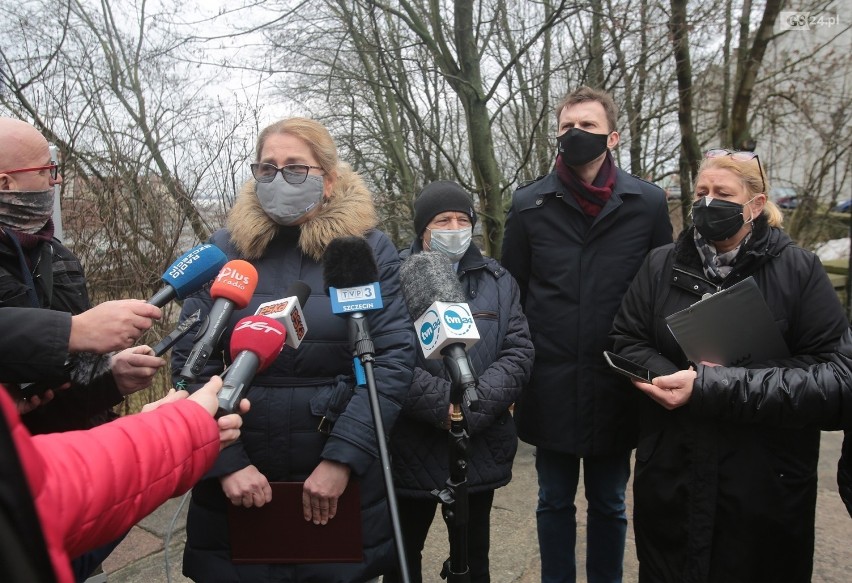 Wycinka drzew  krzewów na skarpie przy Zamku Książąt...