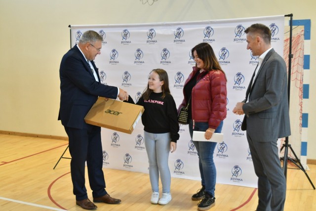 Uczniowie klas 4. Szkoły Podstawowej nr 1 w Kartuzach wraz z rodzicami odebrali laptopy do nauki i rozwijania zainteresowań.