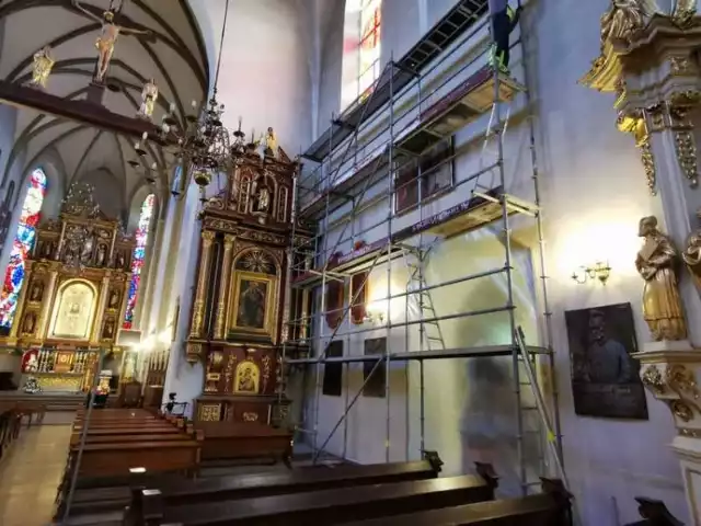 Od kilkunastu dni prace przeniosły się do wnętrza kościoła