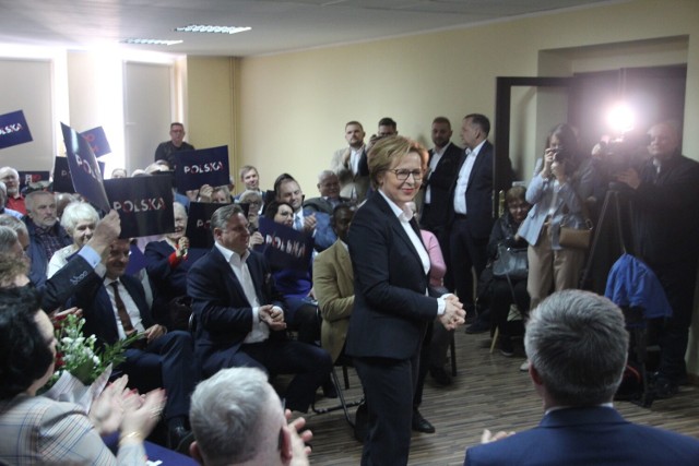 Jadwiga Wiśniewska w Gliwicach - europosłanka spotkała się z wyborcami. Zobacz kolejne zdjęcia. Przesuwaj zdjęcia w prawo - naciśnij strzałkę lub przycisk NASTĘPNE