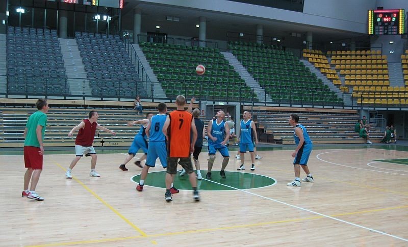 Okolicznościowy turniej koszykówki wygrała ekipa z Urzędu Miasta w Zielonej Górze (galeria)