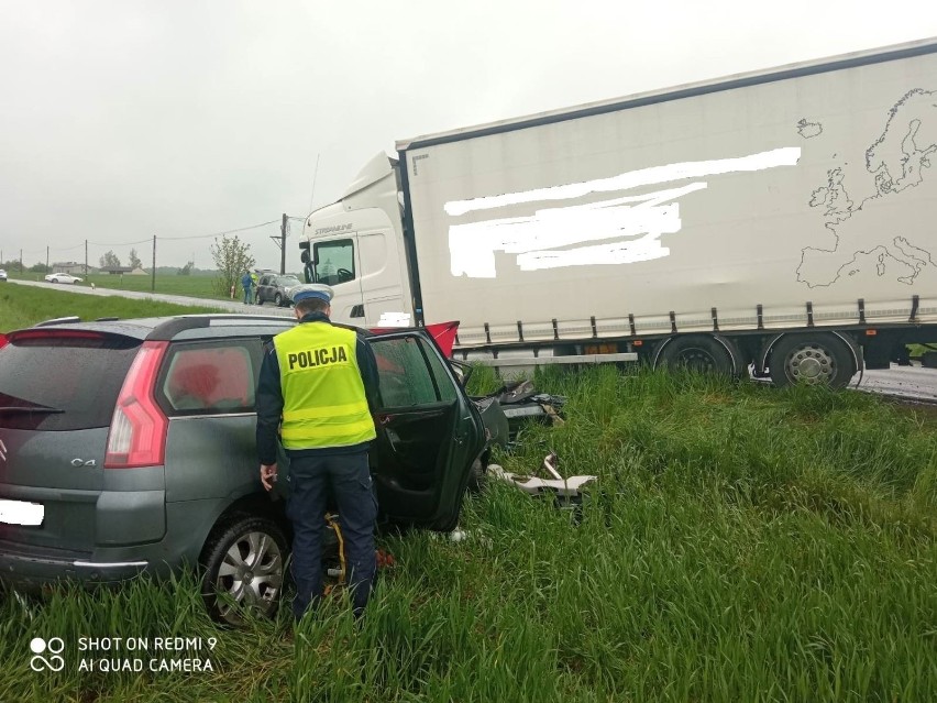 Tragiczny wypadek pod Pabianicami. W zderzeniu z ciężarówką zginął kierowca citroena