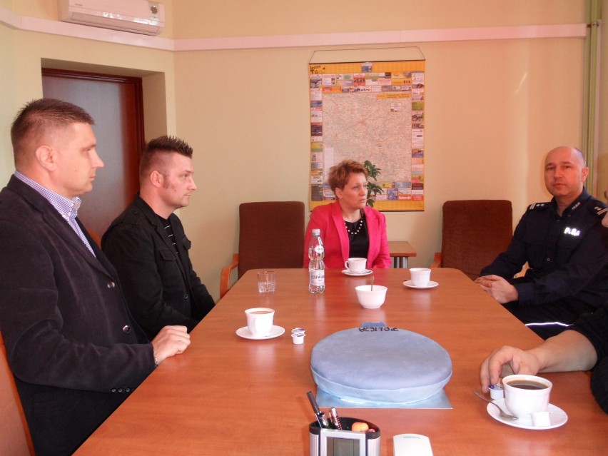 Policja w Lublińcu odebrała słodki upominek od wdzięcznych obywateli [FOTO]